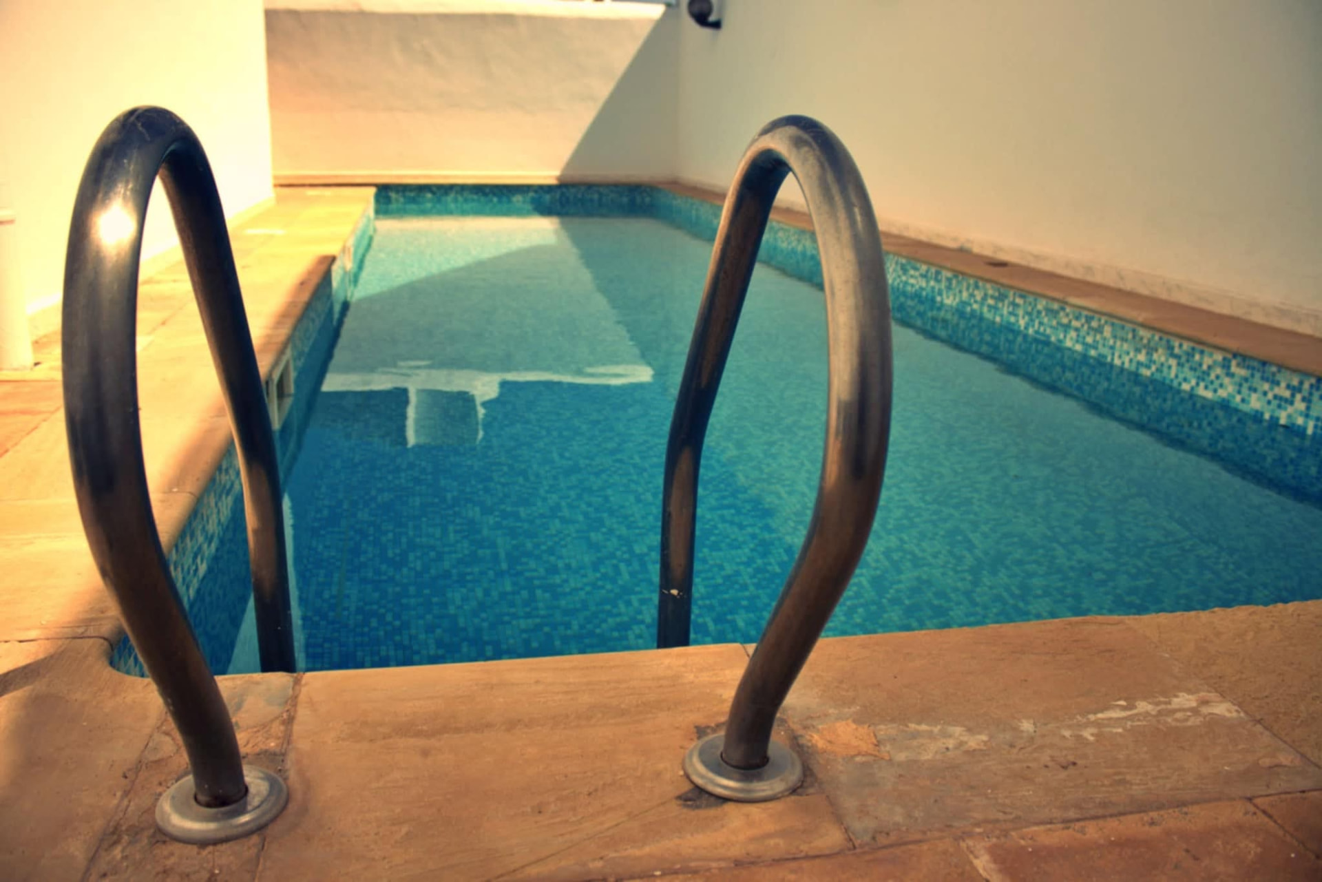 Piscine de la résidence avec échelle en inox