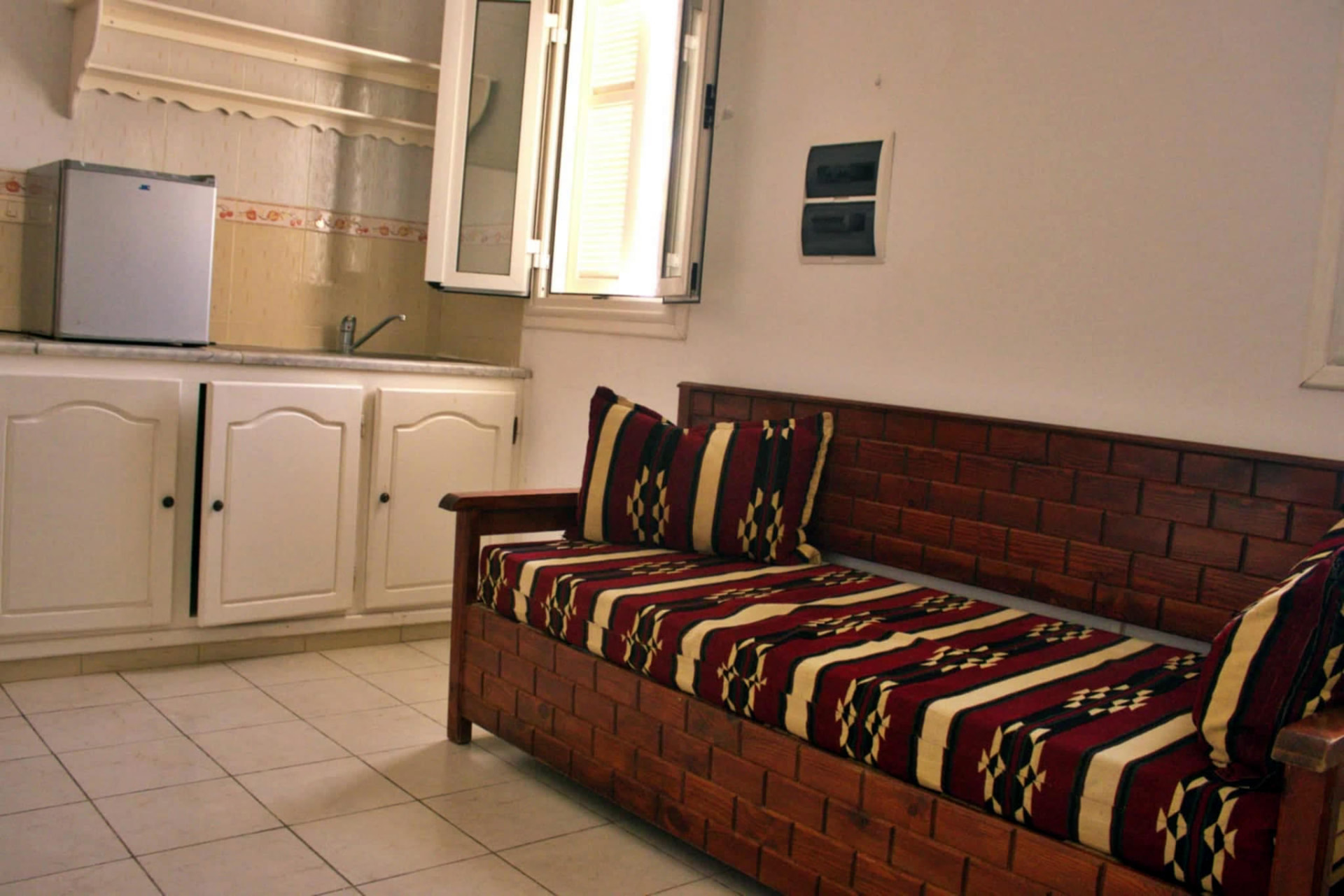 Coin cuisine avec mini-bar et banquette
